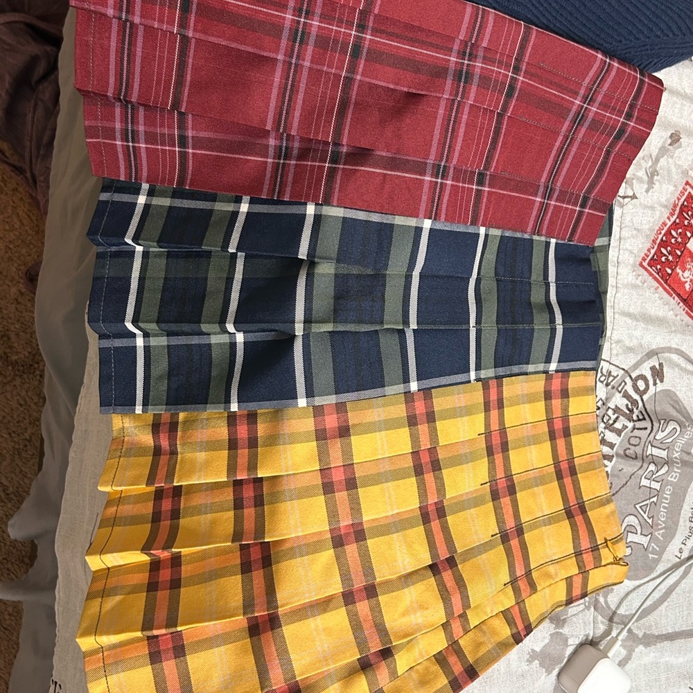 Multi patterned pleated skirt - Picture 2 of 3